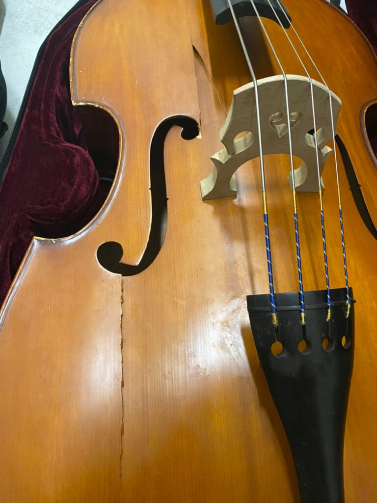 2低音提琴面板破裂修復前