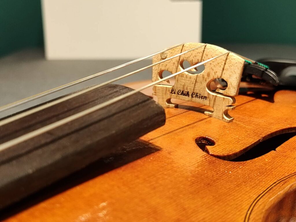 提琴維修技師琴橋烙章